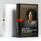 Narges Mohammadi, Friedensnobelpreisträgerin 2023. Buch: "Eine Frau hört niemals auf zu kämpfen". Bild einer Frau.