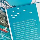 Text beschreibt Villas Kampf um ein neues Leben in Reykjavík. Links bunte Illustration mit Bergen und einem Boot.