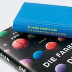 "Florian Freistetter, Die Farben des Universums." Zwei Bücher; eines in Blau, eines mit bunten Planeten auf schwarzem Grund.