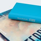 Zwei Bücher aufeinander, das obere blau mit dem Text "Marica Bodrožić STERBEN" auf dem Rücken.