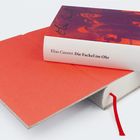 „Elias Canetti Die Fackel im Ohr“ auf dem Buchrücken eines geöffneten Buches mit rotem Einband und Lesebändchen.