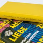 Gelbes Buch mit dem Text: "Christien Brinkgreve Ein Versuch, meine Liebe zu ordnen". Darunter bunte Covergestaltung.