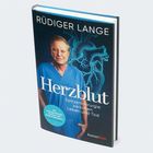 RÜDIGER LANGE, Herzblut: Spitzenchirurgie zwischen Leben und Tod. Bild eines Arztes in OP-Kleidung vor Herzzeichnung.