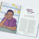 "James Baldwin, Schriftsteller." Zitat über besseres Verhalten durch Erziehung. Illustration eines lächelnden Mannes vor Bücherregal.