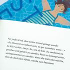 Text: "Für jedes Kind, dem schon einmal gesagt wurde: 'Du könntest so hübsch sein, so gut aussehen, wenn ...' Du BIST schön. Jetzt. So, wie du bist. Du verdienst es, gesehen und gehört zu werden, Raum zu beanspruchen, wahrgenommen zu werden. Wenn die Welt also möchte, dass du dich klein fühlst, werde zum Seestern!"

Illustration: Eine Person im Schwimmbad blickt lächelnd nach oben, umgeben von Wasser.