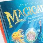 Text: "Jennifer Bell MAGICAL Das Geheimnis des Schattendiebs". Illustration: Junge mit Luftblase, leuchtender Fisch.