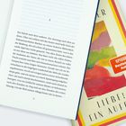 Linke Seite Buchseite mit Text; rechts buntes Buchcover mit Sticker "SPIEGEL Bestseller Autor".