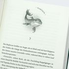 Text: "NARPHIN" und "7". Unter dem Titel „Narphin“ ist eine Illustration von einem Fisch mit Delfinkopf.