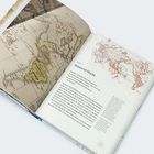 Kapitel 9: Wissen ist Macht. Links alte Weltkarte, rechts Text mit brauner Weltkarte. Buchseiten in hellem Ton.