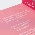 Zitate von "Die Zeit" und "Deutschlandfunk" auf rosa Hintergrund loben einen Roman als nachdenklich und umwerfend.