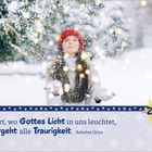 Text: "Dort, wo Gottes Licht in uns leuchtet, vergeht alle Traurigkeit." Anselm Grün. 
Bild: Person im Schnee unter Lichtern.