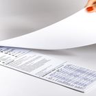 Ein Kalenderblatt mit "Schulferien 2021 in Deutschland", darunter Tabellen. Eine Hand blättert die Seite um.