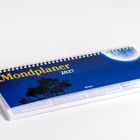 Text: "Mondplaner 2027" und "Holga Föger" auf blauem Hintergrund mit Mond und Baum-Silhouette.