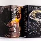 „CATY ROGAN, KISSED BY THE GODS, I am not the hero. I am the villain, DIE EWIGEN KRIEGE.“ Zwei aufgestellte Buchcover.