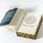 "DER KÖNIG IST TOT." Kapitel I: THE CHAIN. Buch mit kunstvoll gemustertem Buchschnitt in Blau und Gelb.