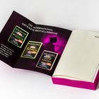 Links: "DIE INTERNATIONAL GEFEIERTE BESTSELLERREIHE". Drei Buchcover, lila Hintergrund, offene Buchseite rechts.