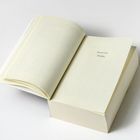 Text: "ERSTER TEIL RÄTSEL". Offenes Buch auf hellem Hintergrund. Seiten sind beige.
