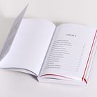 Buch aufgeschlagen, zeigt Inhaltsverzeichnis mit Titeln und Seitenzahlen, zum Beispiel "INHALT", "EINE WAHRE GESCHICHTE 11".