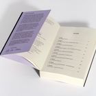 Ein geöffnetes Buch zeigt eine Inhaltsangabe auf der rechten Seite und eine lilafarbene Seite mit einem Brief an die Leser*innen links.