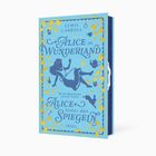 "ALICE im WUNDERLAND" und "ALICE hinter den SPIEGELN" in dekorativer Schrift auf blauem Buch mit gelben Details.
