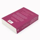 Text: „Das große GYN Buch“, „Prof. Dr. Mandy Mangler“. Ein Buch mit lila Einband liegt auf einer hellen Oberfläche.