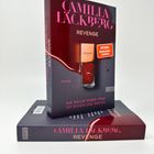 Buchcover von "Camilla Läckberg – Revenge". Darunter "Die Rache einer Frau ist schön und brutal".