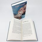 „Vera Zischke, Pina fällt aus“ ist ein Buch mit offenem Exemplar im Vordergrund. Cover zeigt ein Frauengesicht.