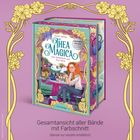 "Gesamtansicht aller Bände mit Farbschnitt." Buntes Buchcover mit Illustration einer Frau in einem magischen Geschäft.