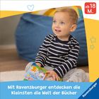 Mit Ravensburger entdecken die Kleinsten die Welt der Bücher. Ein Kleinkind mit gestreiftem Pullover hält ein Buch.