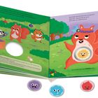 Text auf der linken Seite: "Überraschung! Der Dachs hat viele bunte Verkleidungen...". Auf der rechten Seite: "Was fühlt das Eichhörnchen im Bauch?...". Illustration: Ein Eichhörnchen trägt ein Haarband.