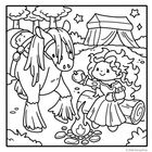 Ein Mädchen mit lockigem Haar, hält einen Apfel und sitzt auf einem Baumstamm am Lagerfeuer neben einem Pferd. Zelte und Bäume.