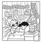 Illustration: Ein Kind schläft im Bett, eine Figur mit großen Ohren ist nah bei ihm. Im Hintergrund sind Bilder und Blumen.