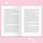 Eine Doppelseite mit viel Text. Der Hintergrund ist rosa mit gezeichneten weißen Blumen und Herzen an den Ecken.