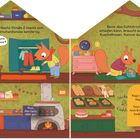 Texte: "Wo ist mein Kuschelhase?", "Mmh, das riecht aber gut!", "Klopf, klopf, klopf! Kann ich noch Brötchen kaufen?". 

Eine Illustration zeigt eine Eichhörnchenfamilie, die sich für die Nacht fertig macht. Ein Igel klopft an.
