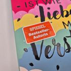 Orange-weißer Aufkleber: "SPIEGEL Bestseller-Autorin". Hintergrund in bunten Pastellfarben mit verspieltem Design.