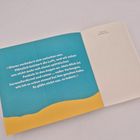 Zitat: „Etwas verändert sich zwischen uns... Es glüht nicht nur, es lodert.“ Links: blau mit gelbem Wellenmuster.