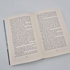 Offenes Buch auf Seite 130-131, Text erzählt von Maia, die auf Greg vor McDonald's wartet und Gedanken über das Treffen hat.