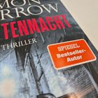 Text: "SPIEGEL Bestseller-Autor". Darunter: dunkle Szene, vermutlich Nacht in einer Gasse mit Lichtschein.