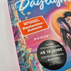 Text: "SPIEGEL Bestseller-Autorin", "ROMAN", "UNSERE LESEEMPFEHLUNG: AB 18 JAHRE CONTENTWARNUNG BEACHTEN". Bunte Illustration eines Paares.