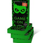 "Game On" von Navessa Allen, Roman. Empfohlen ab 18 Jahren. Schwarzes Cover mit grünem Maskenmuster. Stapel aus Büchern.