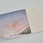 „Ich betrachtete die Bilder von Grandmas Heimat... Warum also ist sie von dort weggegangen?“ Links Küstenlandschaft.