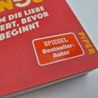 Text: "SPIEGEL Bestseller-Autor", "PIPER", "warum die Liebe scheitert, bevor sie beginnt". Buchcover mit rotem Hintergrund.