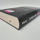 Buchtitel: "Robert Löhr", "Piper", Buchrücken zeigt dickes Buch in schwarzem Umschlag mit rosa Details.