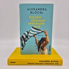 "Diesen Sommer springen wir" von Alexandra Blöchl. Umschlag: Frau mit wehenden Haaren hält gestreiftes Tuch. Bücher.