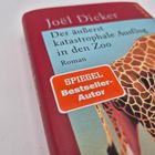 Der Text lautet: "Der äußerst katastrophale Ausflug in den Zoo". Darunter ein Aufkleber: "SPIEGEL Bestseller-Autor". Giraffe im Hintergrund.