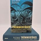 Zwei Bücher mit folgendem Text: "TRÜMMERTÄNZE Deutschland 1946–1955, Dietmar Pieper". Eines davon liegt flach.