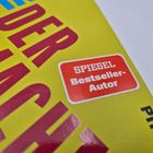 Text: "SPIEGEL Bestseller-Autor". Hintergrund in Gelb mit großen roten Buchstaben, darunter ein schwarzer Schriftzug "PIPER".