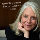 Der Text lautet: "Bestselling author Bonnie Garmus returns!" Eine Frau mit langen, blonden Haaren schaut freundlich.
