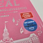 „SPIEGEL Bestseller-Autorin“, „OFF CAMPUS Now an Original Series prime“; pinker Buchumschlag mit Noten und Gebäudedesign.