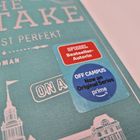 Text: "SPIEGEL Bestseller-Autorin", "OFF CAMPUS Now an Original Series prime". Hintergrund in Pastelltönen mit Illustrationen.